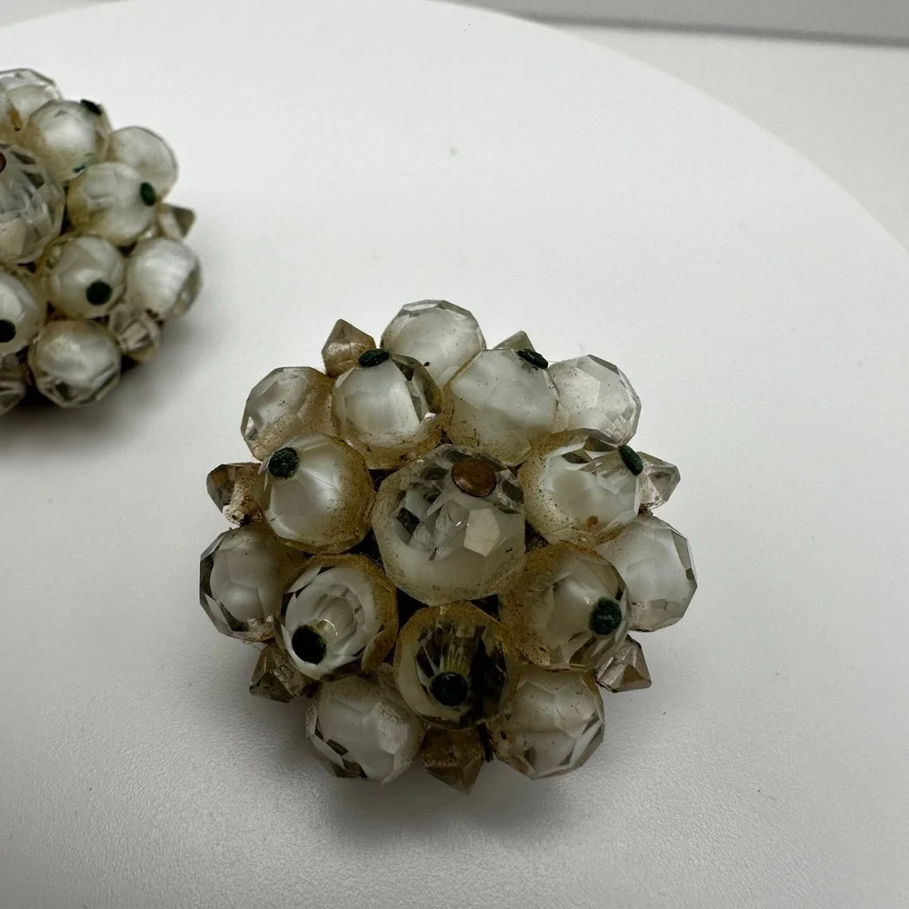 Vintage 90s frosted white faceted glass bead cluster clip-on earrings Jewelry‎